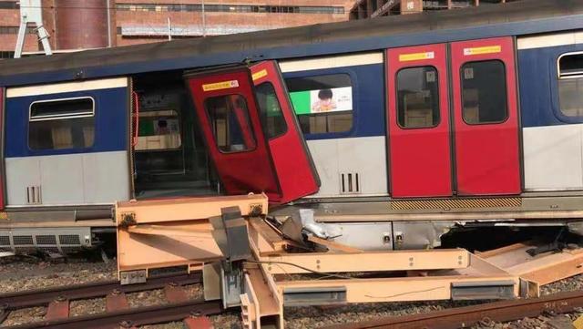 港鐵列車出軌 車廂斷開兩截列車車門飛脫