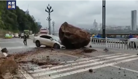 宜賓山體滑坡過路車輛被巨石砸中 車頭被砸扁萬幸駕駛員無礙